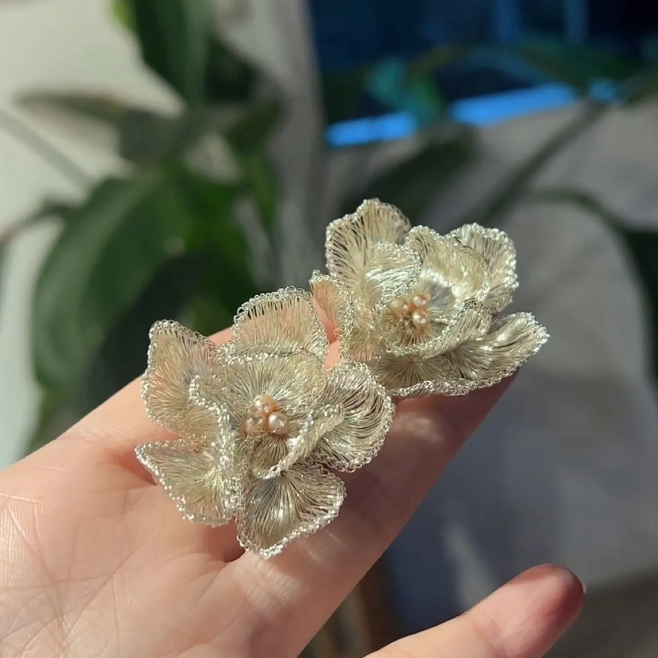 Handheld OREYNE Cotton Rose earrings